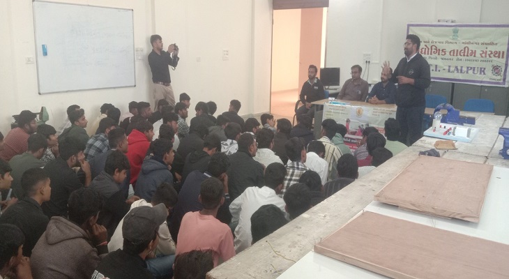 Aajkaal Daily (Desh Pardesh Ni Aajkaal)