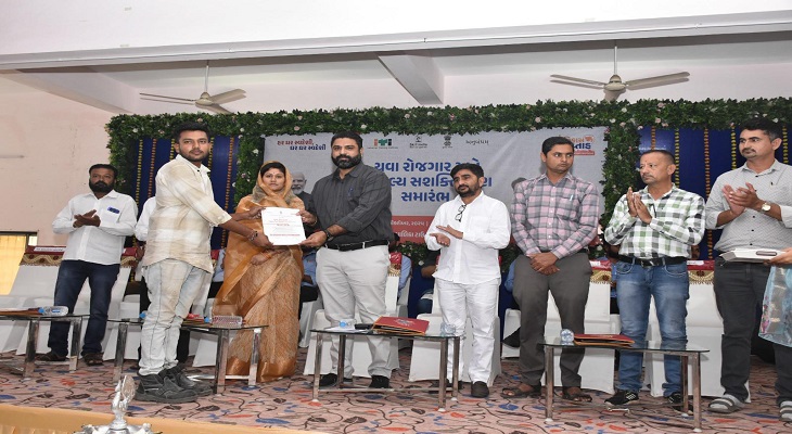 Aajkaal Daily (Desh Pardesh Ni Aajkaal)