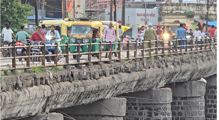 Aajkaal Daily (Desh Pardesh Ni Aajkaal)