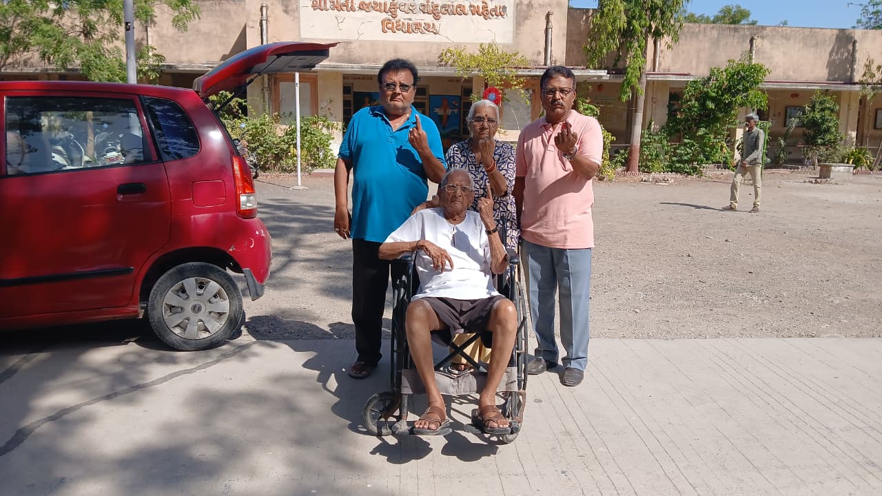 Aajkaal Daily (Desh Pardesh Ni Aajkaal)