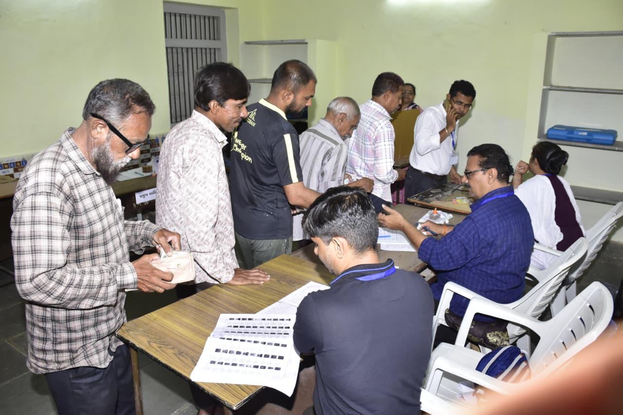 Aajkaal Daily (Desh Pardesh Ni Aajkaal)