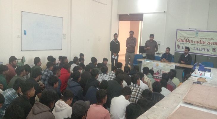 Aajkaal Daily (Desh Pardesh Ni Aajkaal)