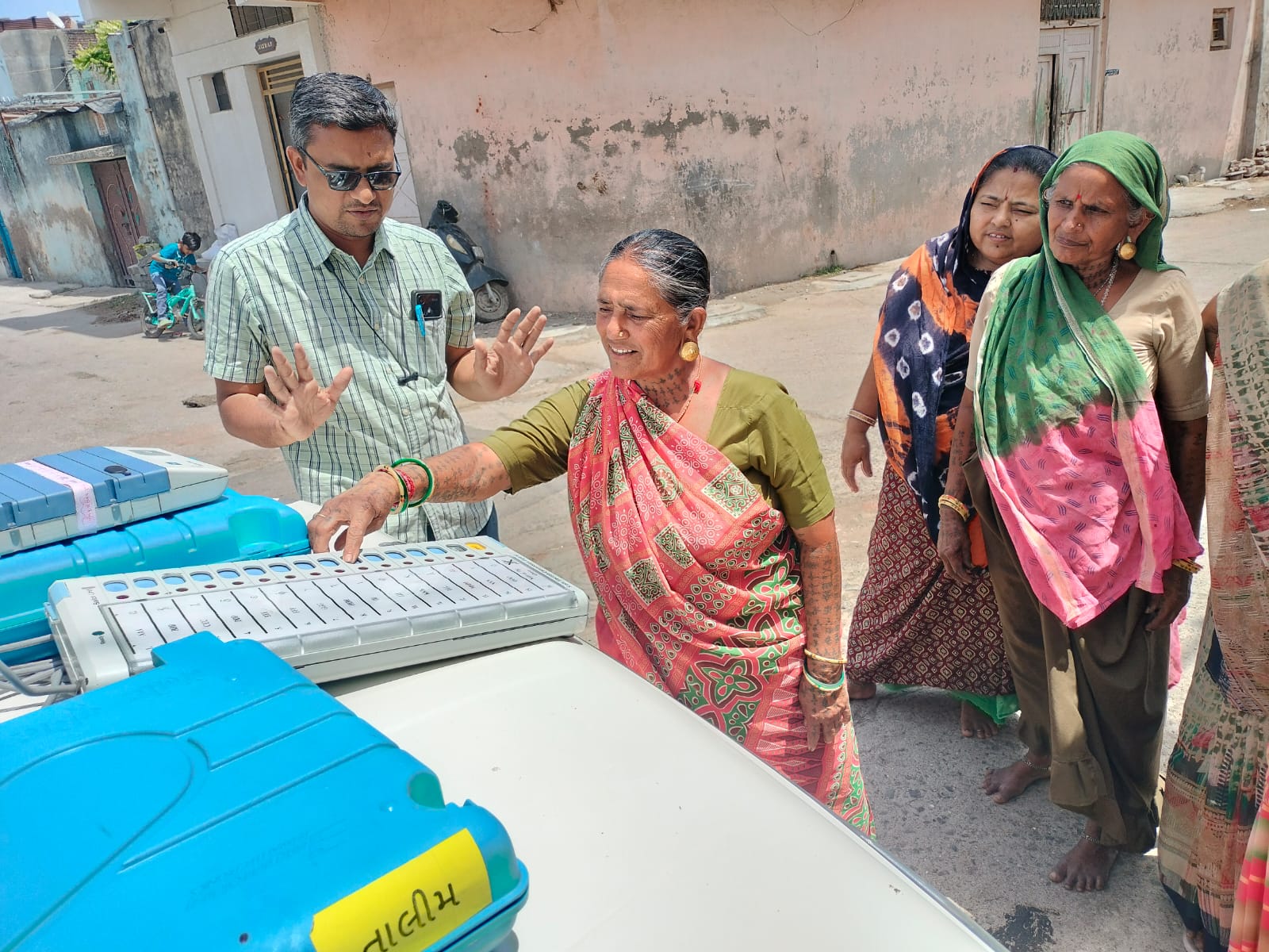 Aajkaal Daily (Desh Pardesh Ni Aajkaal)