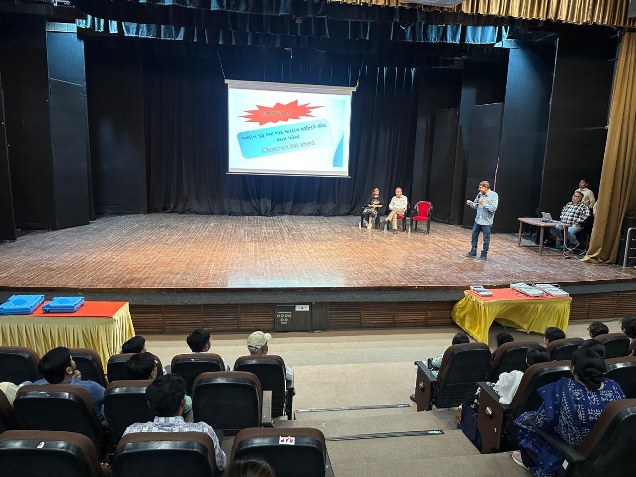 Aajkaal Daily (Desh Pardesh Ni Aajkaal)