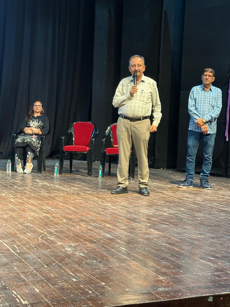 Aajkaal Daily (Desh Pardesh Ni Aajkaal)