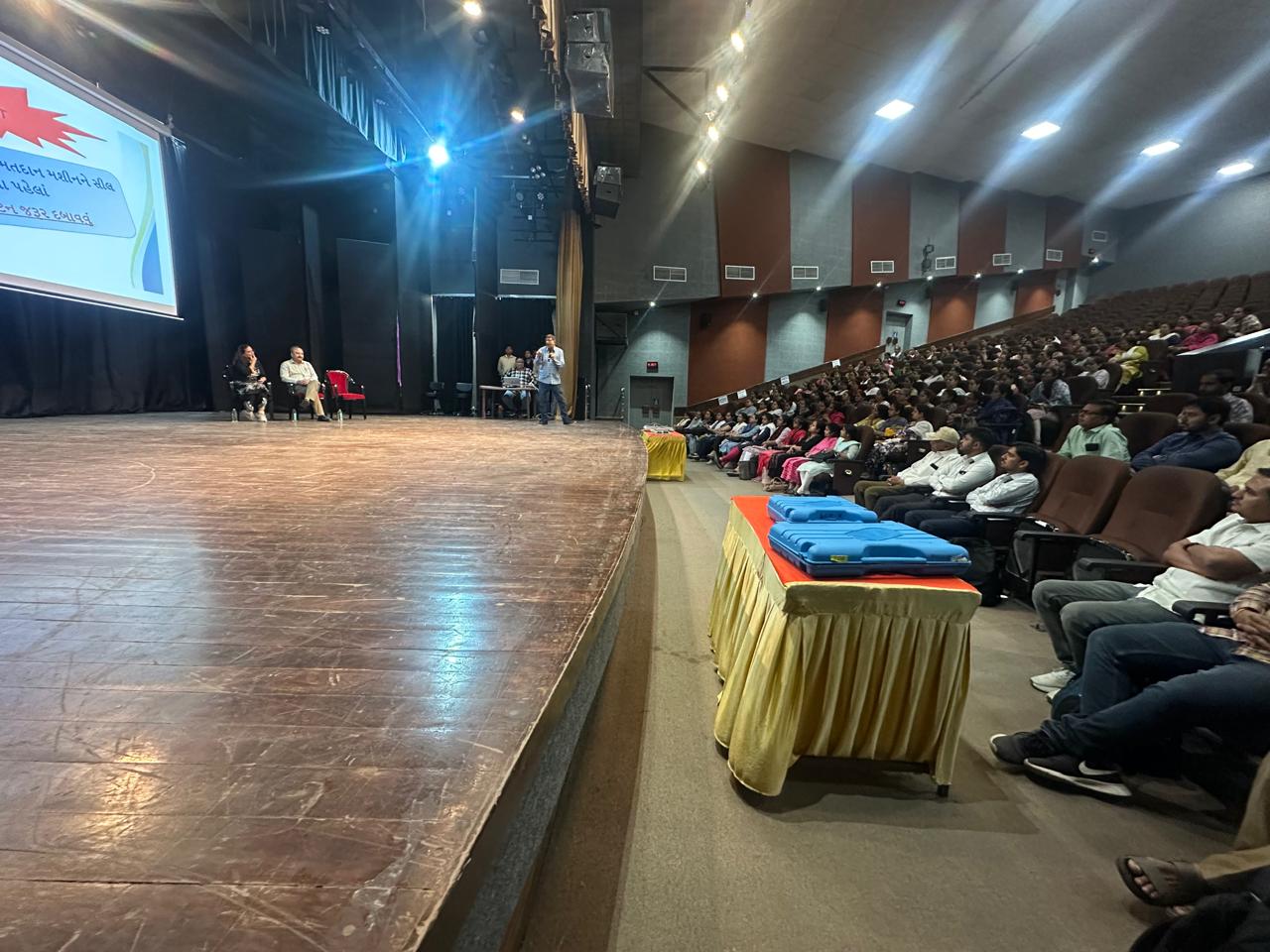 Aajkaal Daily (Desh Pardesh Ni Aajkaal)