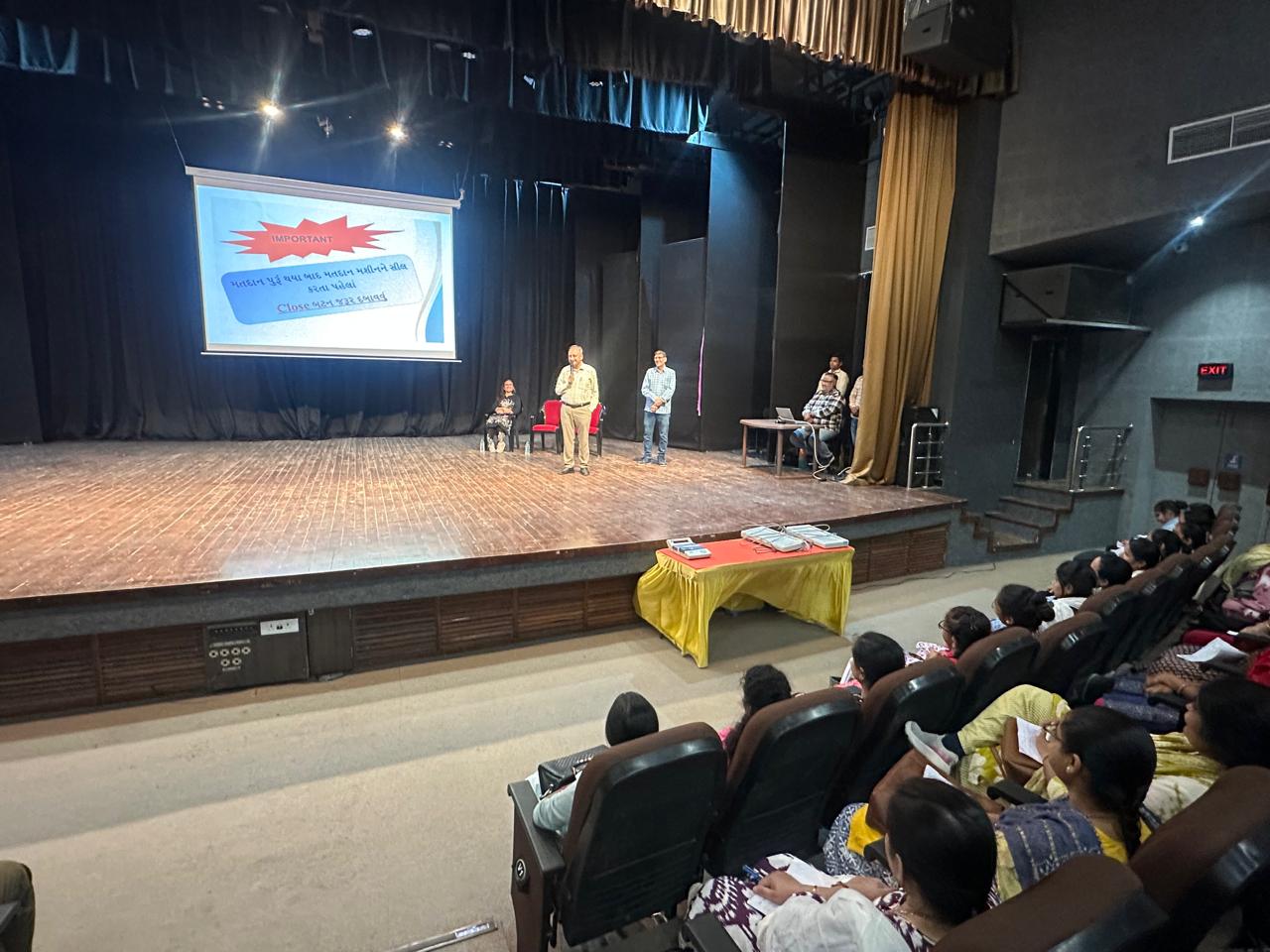 Aajkaal Daily (Desh Pardesh Ni Aajkaal)