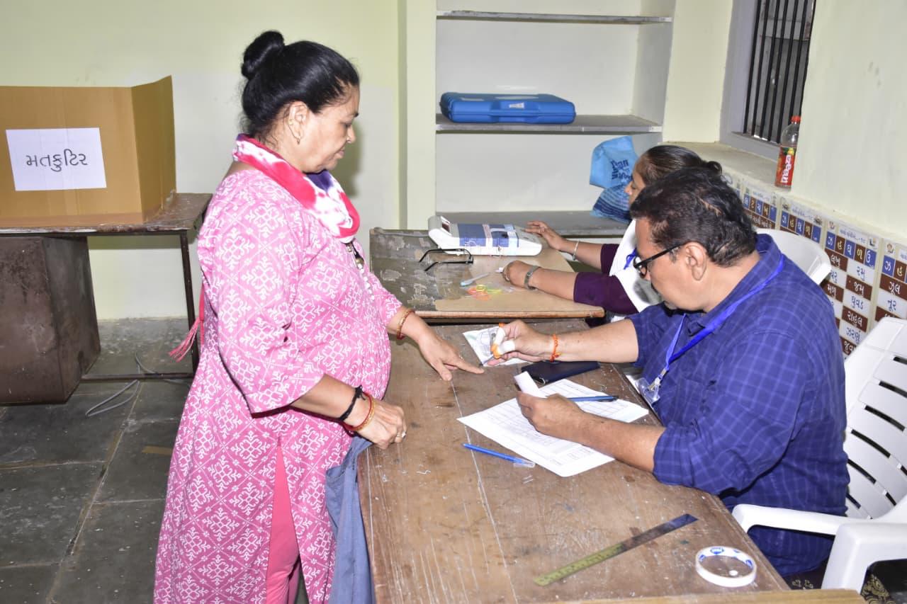 Aajkaal Daily (Desh Pardesh Ni Aajkaal)